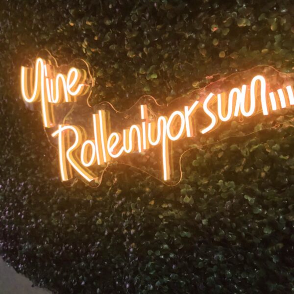 Yine Rolleniyorsun Yazılı Neon Led Tabela Dekoratif Aydınlatma(60x35cm)