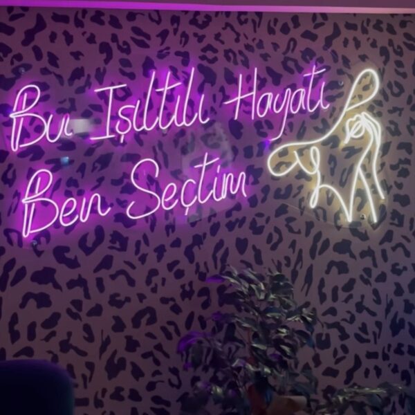 Bu ışıltılı hayatı ben seçtim kadın figürü neon led