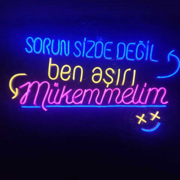 Sorun Sizde Değil Ben Mükemmelim Yazı Neon Led Tabela Duvar Dekoru(70x50cm)