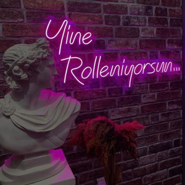 Yine Rolleniyorsun Yazılı Neon Led