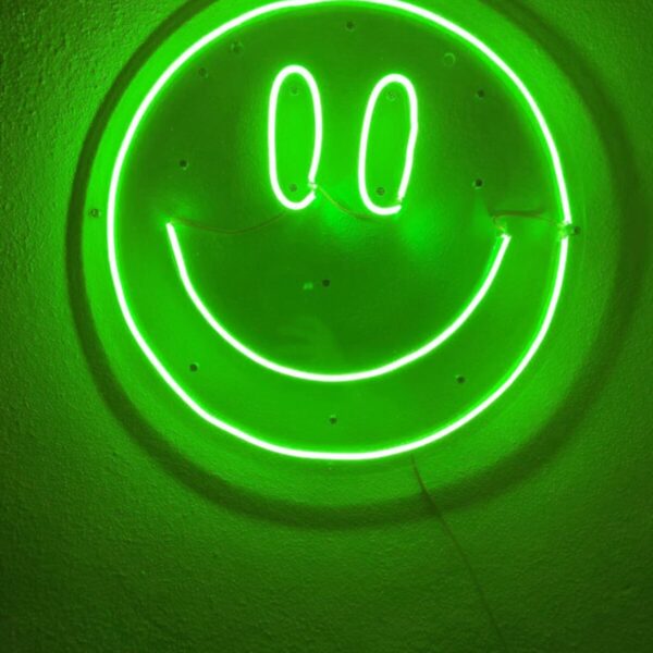 Gülenyüz Neon Emoji Smile Neon Led Dekoratif Duvar Aydınlatması Neon Duvar Yazısı 50x50cm