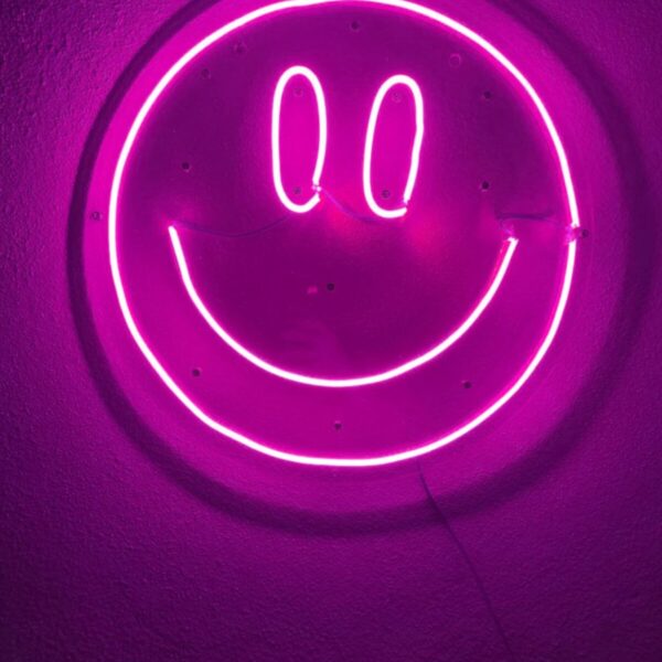 Gülenyüz Neon Emoji Smile Neon Led Dekoratif Duvar Aydınlatması Neon Duvar Yazısı 30x30cm