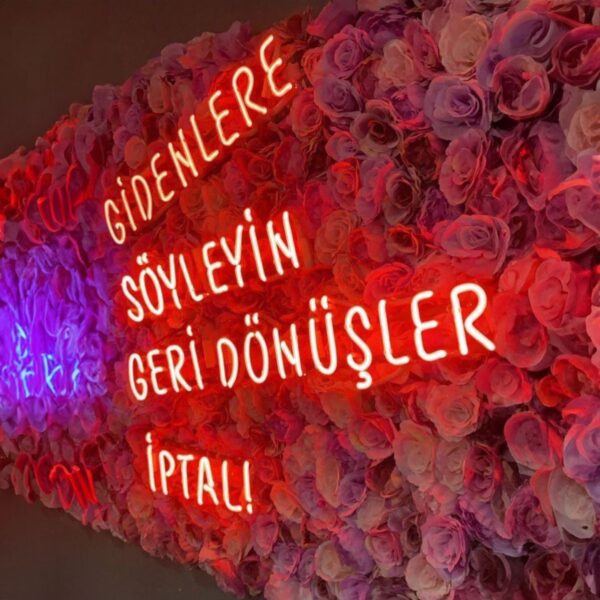 Gidenlere Söyleyin Geri Dönüşler İptal! Neon Led Tabela
