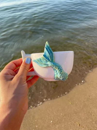 El Yapımı Deniz Kızı Seramik Kupa – 300ml Özgün Kabartma Tasarım